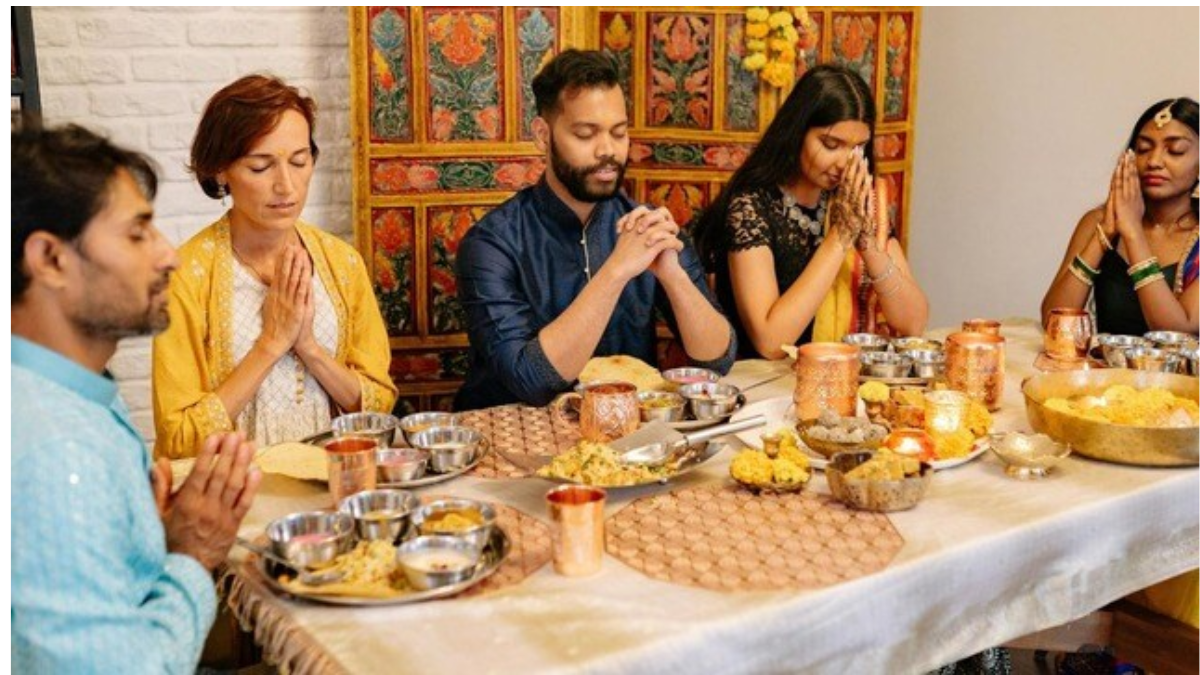 त्योहारों के दौरान खाने-पीने की Routine कैसे संतुलित रखें